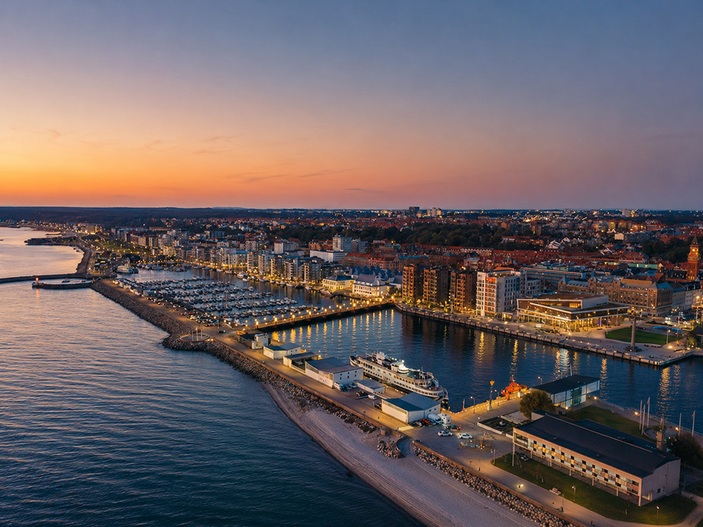 Aftenudsigt over havnepromenaden og Øresund i Helsingborg
