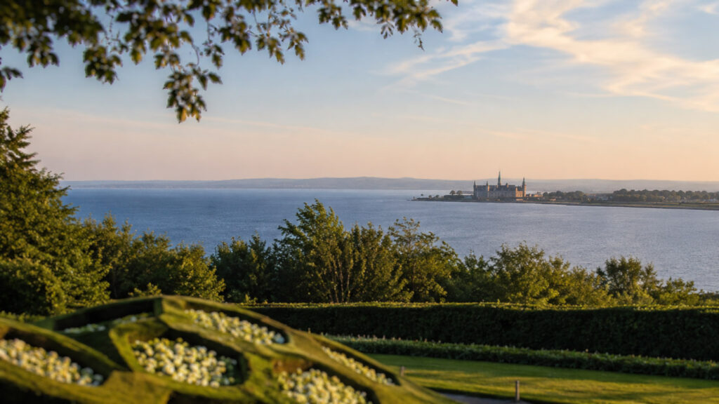 Udsigt over Øresund fra Sofiero Slot og haver i Helsingborg